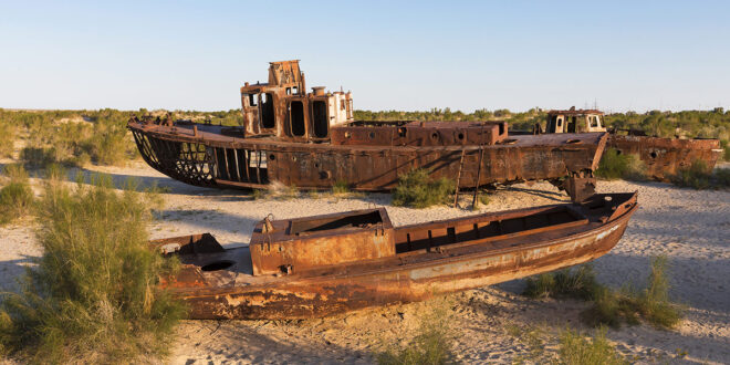 Gestrandete Schifferboote in der Aralkum-Wüste